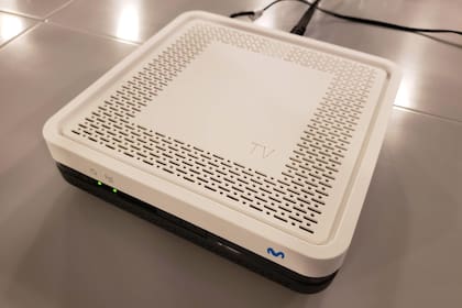 El decodificador Wi-Fi que se conecta al televisor y que permite el acceso a Movistar TV