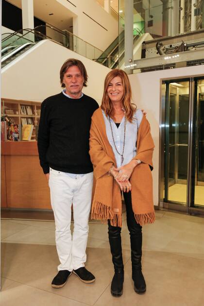 El decorador Eugenio Aguirre y Soledad Costantini, directora de Malba Literatura