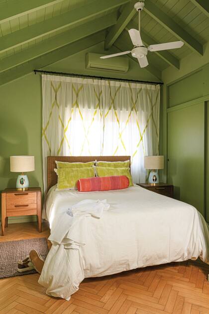 El decorador Sebastián Salazar pintó el cuarto de huéspedes de su casa con verde en paredes, cielo raso, placard empotrado y aire acondicionado, para disimularlo. Efecto envolvente