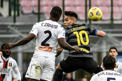 Lautaro, en plena disputa con el colombiano Zapata