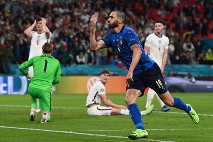 El defensa italiano Leonardo Bonucci celebra anotar el primer gol del equipo durante el partido de fútbol final de la UEFA EURO 2020 entre Italia e Inglaterra en el estadio de Wembley en Londres el 11 de julio de 2021.