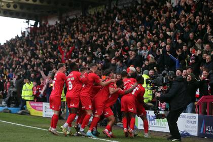 El defensor Alex Penny acaba de convertir el gol de Kidderminster Harriers, club de la sexta división inglesa, durante el partido ante West Ham, de la Premier League, por la cuarta ronda de la FA Cup