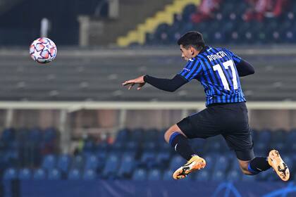 El defensor argentino del Atalanta Cristian Romero durante el partido de fútbol del Grupo D de la Liga de Campeones de la UEFA Atalanta vs Midtjylland.