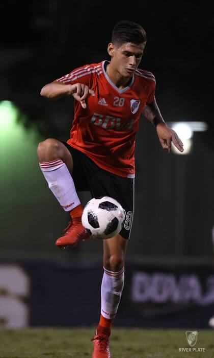 El defensor de 21 años sería titular ante Boca junto a Pinola en la zaga central