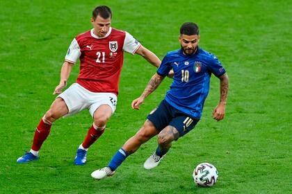 El defensor de Austria Stefan Lainer marca a Insigne en el partido de octavos de final de la Eurocopa, en Wembley.