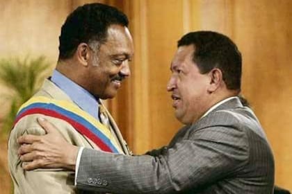 Jackson en su visita a Caracas junto a Chávez.