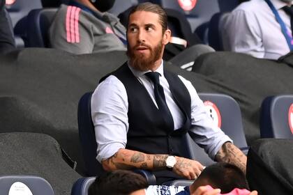 Sergio Ramos no pudo jugar en Manchester y vio desde la platea cómo su compañero de zaga, Raphael Varane tuvo uno de los peores partidos de su carrera. Los goles de Manchester City derivaron de dos errores del francés.