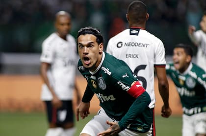 El defensor Gustavo Gómez festeja un gol ante Athletico Paranaense por la Libertadores 2022; el paraguayo siempre fue pretendido por Guillermo Barros Schelotto como refuerzo 