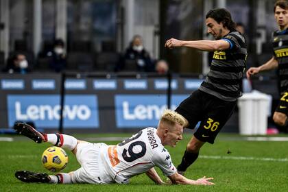 Darmian convierte el 2 a 0. Czyborra no puede interceptar el disparo