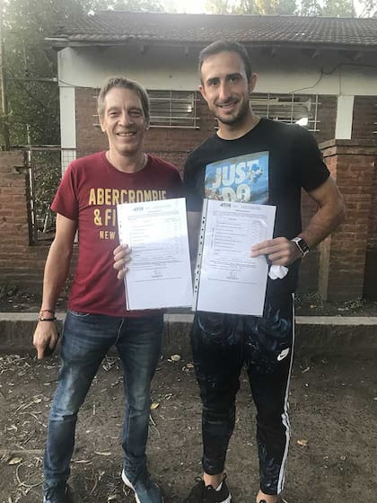 El defensor junto a Hernán Da Graca, director de la escuela de técnicos "Juan Héctor Guidi" de Lanús