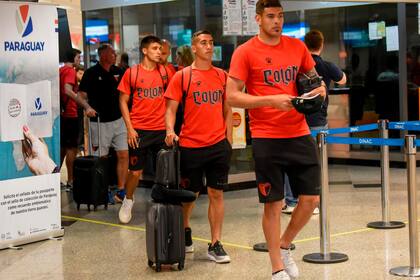 El defensor Lucas Acevedo lidera la fila de jugadores santafecinos en suelo guaraní