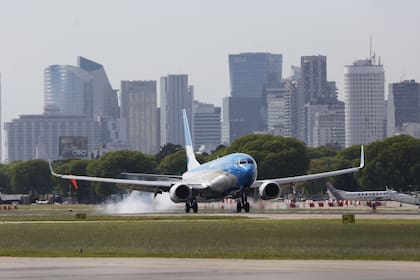 Un avión de Aerolíneas Argentinas aterriza en Aeroparque; la empresa ofrece 1,8 millones de asientos para volar en vacaciones de invierno