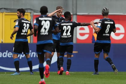 El delantero alemán de Paderborn, Dennis Srbeny, celebra el puntaje 1: 1 con sus compañeros de equipo durante el partido de fútbol de la primera división alemana de la Bundesliga SC Paderborn vs TSG Hoffenheim en Paderborn, Alemania occidental