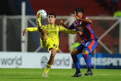 El delantero Allan Wlk, el goleador de la noche y quien falló un penal en el último minuto del partido, domina la pelota ante la marca de Lautaro Montenegro; el artillero guaraní convirtió en los dos partidos al Ciclón