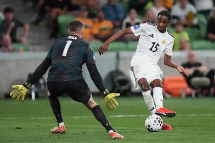 El delantero Arany Martha remata en el último amistoso de Curazao, goleado 5-1 por Australia