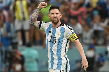El delantero argentino #10 Lionel Messi celebra después de anotar el segundo gol de su equipo desde el punto de penalti durante el partido de fútbol de cuartos de final de la Copa Mundial de Qatar 2022 entre Holanda y Argentina en el Estadio Lusail, al norte de Doha, el 9 de diciembre de 2022. (Foto de Alberto PIZZOLI / AFP)