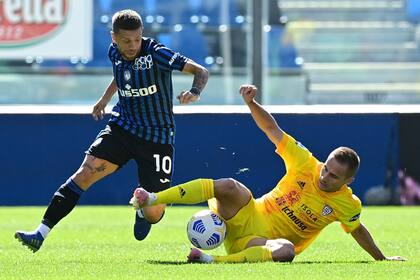 El delantero argentino de Atalanta Alejandro Gomez y el mediocampista croata de Cagliari Marko Rog van por el balón durante el partido de fútbol de la Serie A italiana Atalanta vs Cagliari el 4 de octubre de 2020 en el estadio Atleti Azzurri dItalia en Bérgamo.