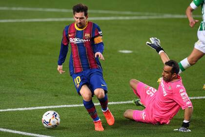 Lionel Messi gambetea a Claudio Bravo, durante el partidoentre Barcelona y Betis.
