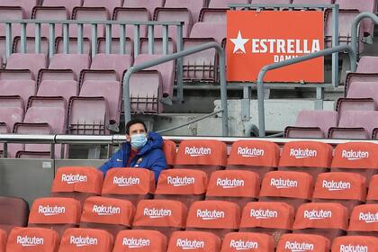 Una imagen infrecuente: Messi suplente; por una molestia en un tobillo no fue arriesgado desde el comienzo.