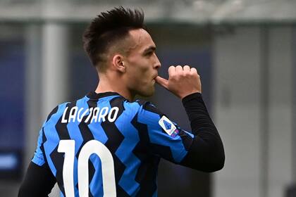 El delantero argentino del Inter de Milán, Lautaro Martínez, celebra tras anotar un empate durante el partido de fútbol de la Serie A italiana Inter de Milán vs Crotone el 3 de enero de 2021 en el estadio Giuseppe-Meazza de Milán.