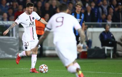 El delantero argentino del Paris Saint-Germain Lionel Messi controla el balón durante el partido de fútbol del Grupo A de la Liga de Campeones de la UEFA Club Brugge contra el Paris Saint-Germain (PSG) en el estadio Jan Breydel de Brujas, el 15 de septiembre de 2021