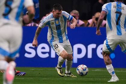 El delantero argentino Lionel Messi (10) avanza con el balón en el partido contra Canadá por el Grupo A de la Copa América; los futbolistas reconocieron que les costó dominar bien la pelota en el campo de juego de Atlanta