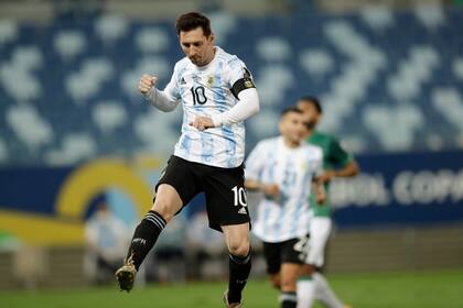 El delantero argentino Lionel Messi festeja luego de anotar el segundo tanto en la victoria 4-1 ante Bolivia en un encuentro de la Copa América, disputado el lunes 28 de junio de 2021 (AP Foto/Bruna Prado)