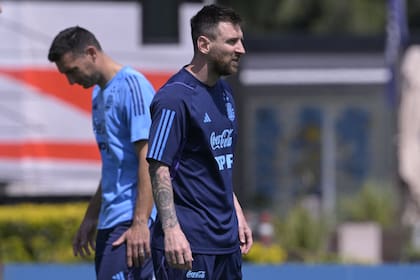 El delantero argentino Lionel Messi (R) y el entrenador Lionel Scaloni participan en una sesión de entrenamiento en Ezeiza, Buenos Aires, el 16 de octubre de 2023, antes de los partidos de fútbol clasificatorios para la Copa Mundial de la FIFA 2026 contra Perú el 17 de octubre en Lima
