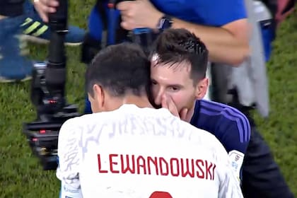 El delantero argentino Lionel Messi y el delantero polaco Robert Lewandowski se saludaron en el final del partido