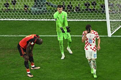 El delantero belga Romelu Lukaku se lamenta después de errar un gol en el partido entre Croacia y Bélgica