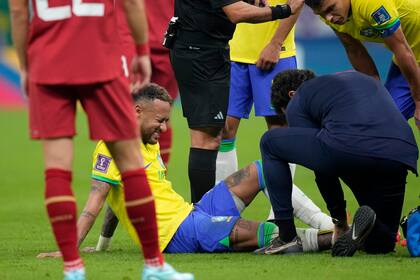 El delantero brasileño Neymar recibe tratamiento durante el partido contra Serbia por el Grupo G del Mundial, el jueves 24 de noviembre, en Lusail, Qatar. 
