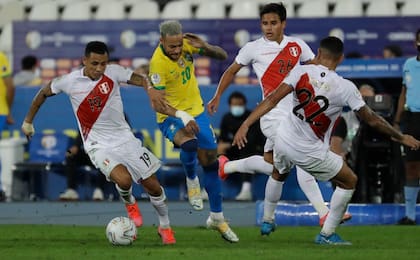 El delantero brasile√±o Neymar (centro) se abre paso entre jugadores de Per√∫ en las semifinales de la Copa Am√©rica, el lunes 5 de julio de 2021, en R√≠o de Janeiro. (AP Foto/Bruna Prado)