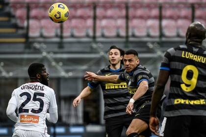 Alexis Sánchez salta para convertir el 3 a 0.