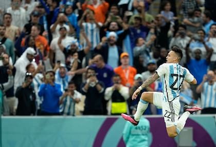 El delantero de Argentina, Lautaro Martínez, celebra tras convertir el penal en la tanda desde los 1 para el triunfo 4-3 ante Holanda en los cuartos de final del Mundial en el estadio Lusail, en Qatar, el viernes 9 de diciembre de 2022. (AP Foto/Ebrahim Noroozi)