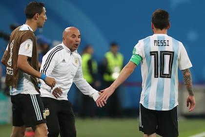El delantero de Argentina Lionel Messi le da la mano al entrenador Jorge Sampaoli  durante el partido del grupo D del Mundial de Rusia ante Nigeria