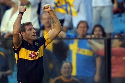 El delantero de Boca Junior, Martin Palermo celebra su gol contra el Arsenal durante un partido de fútbol de primera división de Argentina en el estadio La Bombonera, en Buenos Aires, el 12 de abril de 2010. Con este gol, Palermo rompe el récord anterior de 218 goles en Boca, que Roberto Cherro mant