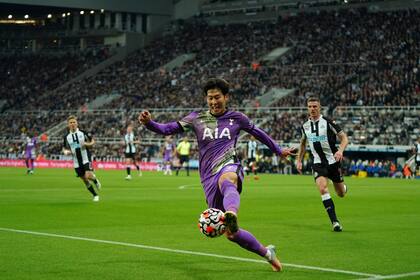 El delantero de Tottenham Son Heung-min domina el balón en el partido que le ganaron 3-2 a Newcastle en la Liga Premier. La diferencia de nivel entre ambos clubes fue notoria. Los nuevos dueños buscarán acortar esa distancia.