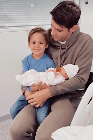 El delantero del Atlético de Madrid Álvaro Morata, con uno de sus mellizos y la recién nacida en brazos.