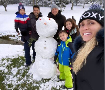 El delantero del Atlético de Madrid armó un muñeco de nieve con su familia. Crédito: Instagram