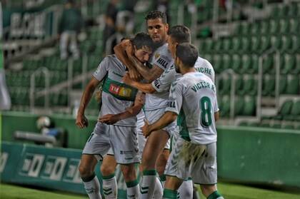 El delantero del Elche Pere Milla es abrazado por sus compaeros tras lograr el tanto del triunfo contra el Oviedo en la ltima jornada de la Segunda Divisin de Espaa