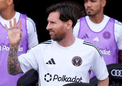 El delantero del Inter Miami Lionel Messi saluda desde el banquillo antes de un partido de fútbol de la MLS contra el Charlotte FC, el domingo 9 de marzo de 2025, en Fort Lauderdale, Florida (AP Foto/Lynne Sladky)