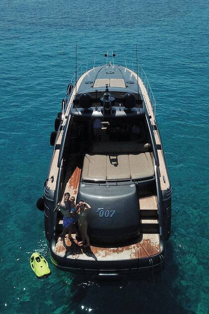 El delantero del Manchester United paseó con su familia en el “007 Yacht”.