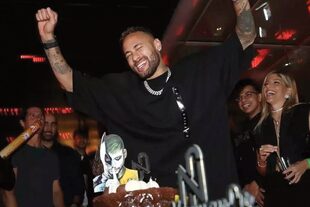 El delantero, feliz, con las dos tortas que hubo en el festejo. Una tenía una imagen del futbolista caracterizado mitad Batman, mitad Guasón, como un cuadro que tiene en su casa.