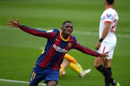 El vuelo del Mosquito: Ousmane Dembelé festeja así su gol ante Sevilla, que abrió la cuenta de Barcelona en el partido que ambos equipos disputan en Andalucía por la Liga de España.