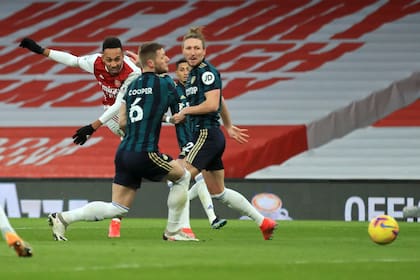 El delantero gabonés del Arsenal Pierre-Emerick Aubameyang anota el primer gol de su equipo, con una gran definición.