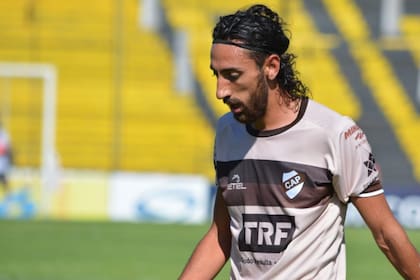 El delantero Lucas Galán, durante su paso por Platense, el día que debutó ante Almirante Brown en Isidro Casanova