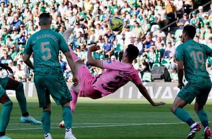 El delantero mexicano hizo un gol de chilena durante un encuentro con el Betis, el fin de semana pasado