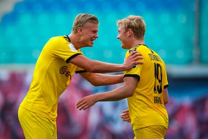 Erling Haaland festeja con su compañero Julian Brandt uno de sus dos goles en el partido entre Borussia Dortmund y Leipzig, que los amarillos ganaron por 2 a 0 con dos tantos del delantero noruego.