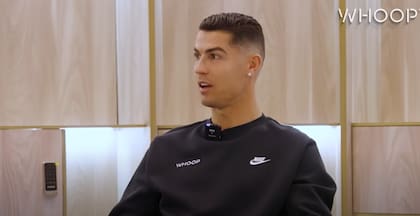 El delantero reveló cómo es su rutina de cuidado corporal (Captura: Whoop YouTube)