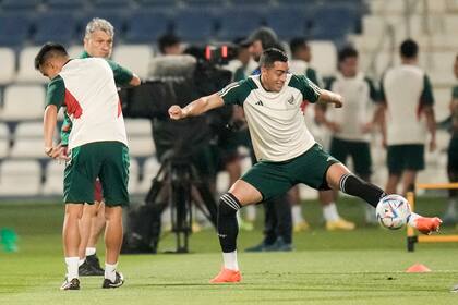 El delantero Rogelio Funes Mori bajo la atenta mirada de Martino